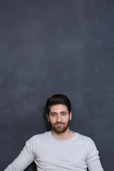Een jonge man met een baard op een schoolbord achtergrond met de emo — Stockfoto