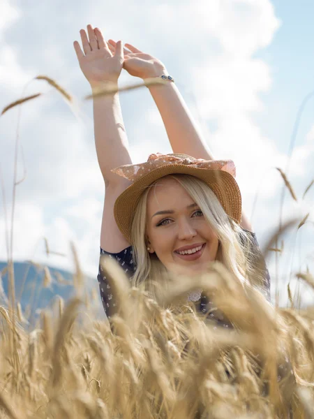 Jovem mulher bonita no campo de cereais dourados no verão — Fotografia de Stock