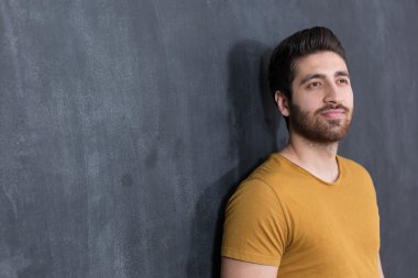 siyah arka plan üzerinde gülümseyen yakışıklı delikanlı. Stüdyo vurdu.