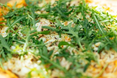 Sebzeler, domates sau geleneksel vejetaryen İtalyan pizza