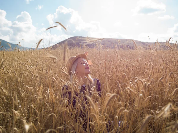 Schöne Mädchen auf dem Blumenfeld schöne blonde Frau in th — Stockfoto