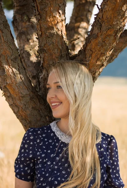 Mujer hermosa en la naturaleza —  Fotos de Stock