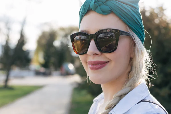 Blondin i solglasögon promenader utomhus — Stockfoto