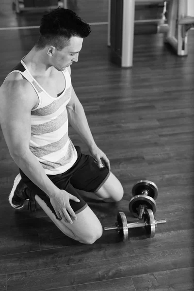 Seitenansicht eines Mannes im Fitnessstudio — Stockfoto