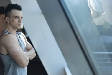 Spor salonunda pensive sporcu 