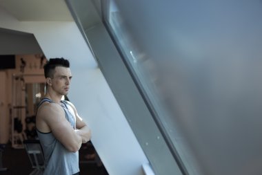 Dalgın sporcu pencereden bakıyor