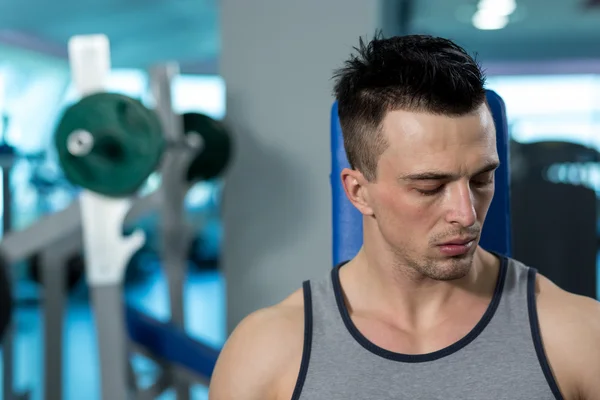 Hombre en el gimnasio haciendo ejercicio — Foto de Stock