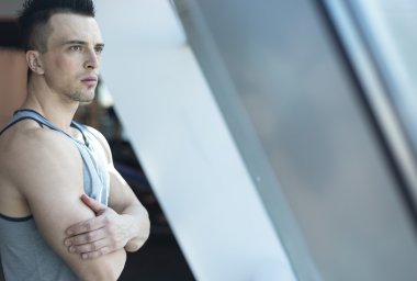 Biraz ara. Spor salonunda yakışıklı genç erkeklerde