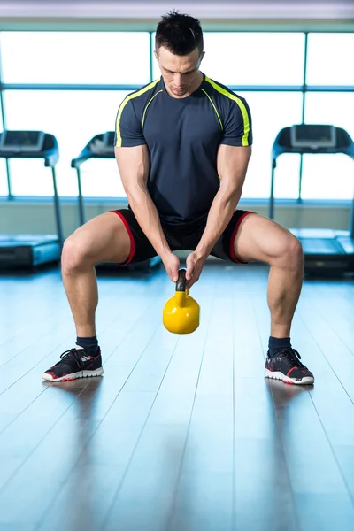 Hombre en el gimnasio haciendo ejercicio — Foto de Stock