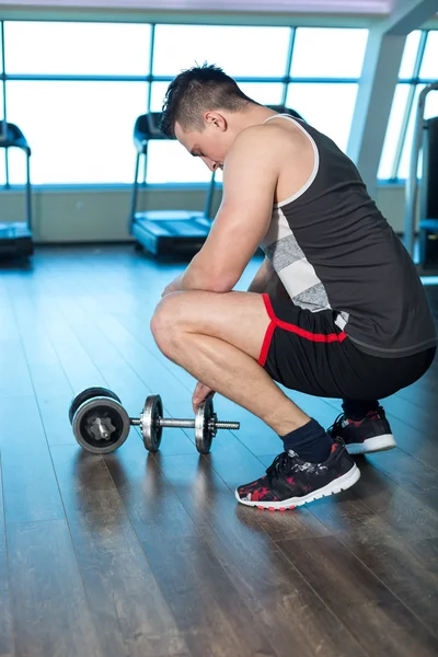 Vista laterale di un uomo in palestra — Foto Stock