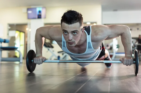 Hombre en el gimnasio haciendo ejercicio — Foto de Stock