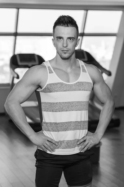 Portret mężczyzny mięśni na siłowni — Zdjęcie stockowe