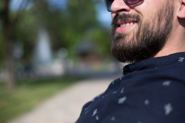 Genç adam bankta rahatlatıcı