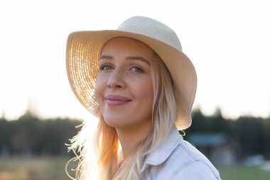 güzel ve genç birbayan seyahat - yenilikçi ve boho tarzı