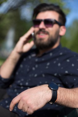 Smartphone adam sms manifatura yaz aylarında terasta açık kafe.