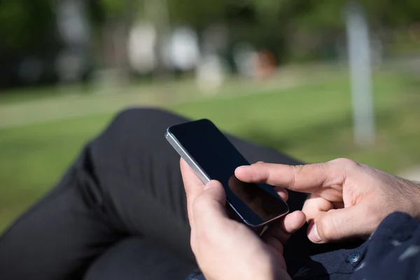 Smartphone hombre SMS mensajes de texto en la cafetería al aire libre en la terraza en verano . — Foto de Stock