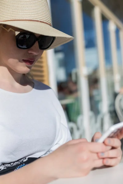 Portret van jonge zakenvrouw met behulp van mobiele telefoon terwijl u zit — Stockfoto