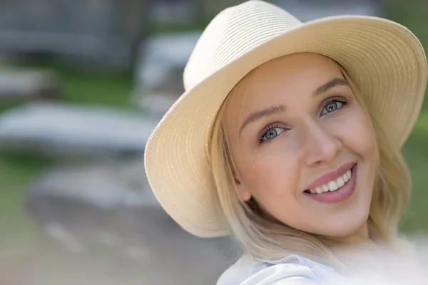 Krásná dospívající dívka v béžový klobouk a svetr s ohledem selfie — Stock fotografie