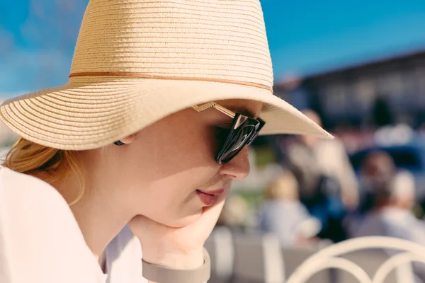 Femme heureuse dans un café extérieur — Photo