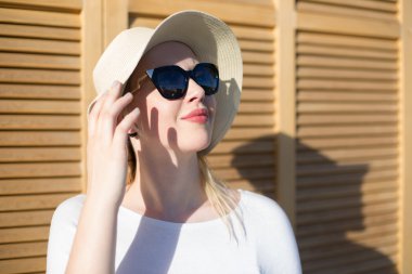 Trav sokak bankta oturan genç güzel şık kadın