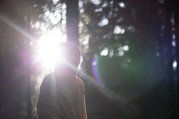 Hombre al aire libre en el bosque —  Fotos de Stock