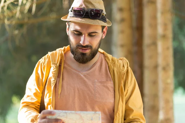 Caminante en la naturaleza. hombre en la naturaleza usando mapa — Foto de Stock