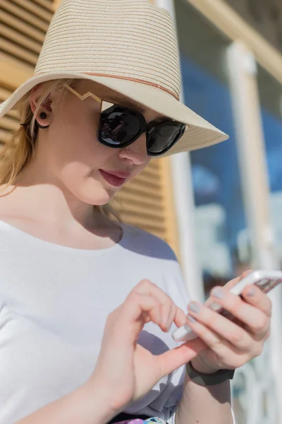 Portret van jonge zakenvrouw met behulp van mobiele telefoon terwijl u zit — Stockfoto