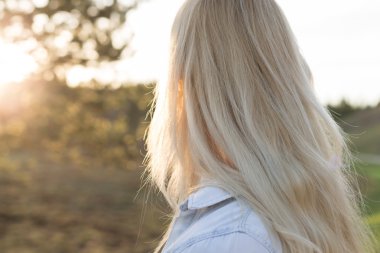 gün batımında - çimenli alan kadın saç yakın çekim