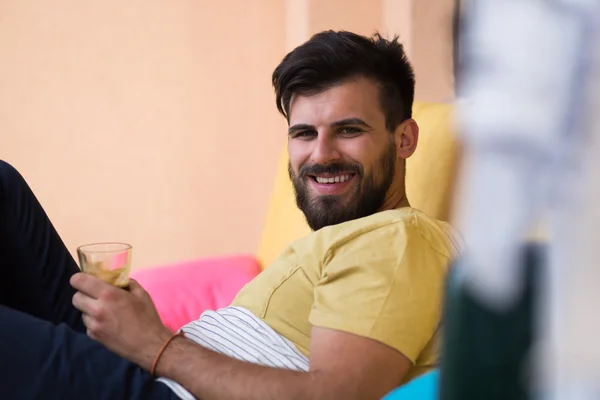 Inspirado com uma xícara de café fresco. Bonito jovem bebendo c — Fotografia de Stock