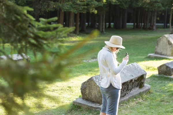 Una joven está explorando la tumba medieval, mujer archaeologis — Foto de Stock