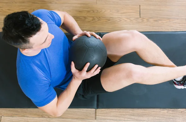 Vista superior del hombre musculoso guapo haciendo abdominales en un floo de madera —  Fotos de Stock