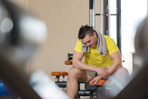 Atleta muscular brutal culturista emocional posando en el gimnasio , — Foto de Stock