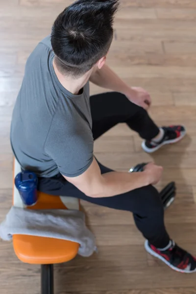 Vista superior del hombre en un gimnasio, descansando en el banco — Foto de Stock