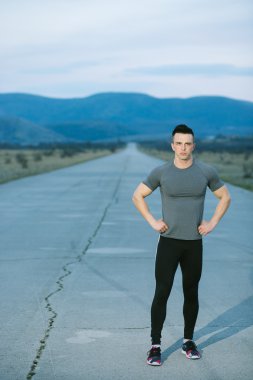 Genç sporcunun gece şehirde koşu