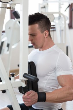 Excersise spor salonunda makinede yapan erkek