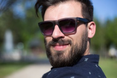 Genç adam bankta rahatlatıcı