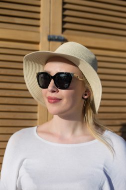 Trav sokak bankta oturan genç güzel şık kadın