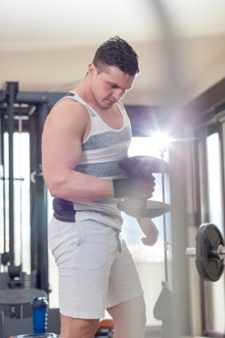 Atlet kaslı vücut geliştirmeci adam gösterir onun kaslarında