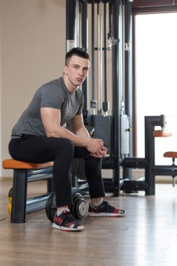 Atlet kas acımasız vücut geliştirmeci spor salonunda poz duygusal,