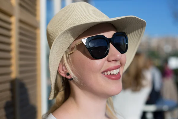 Happy woman in outdoor cafe — Stock Photo, Image