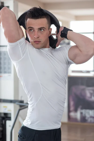 Guapo hombre gimnasio levantar pesas libres pesadas — Foto de Stock