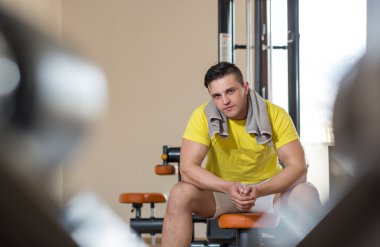 Atlet kas acımasız vücut geliştirmeci spor salonunda poz duygusal,