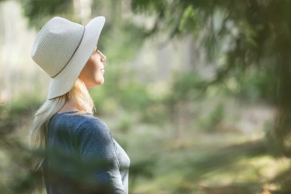 Portré beautifu nő kalapban napfény árnyékok - természet — Stock Fotó