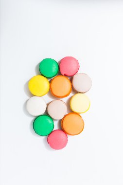 Beyaz arkaplanda Fransız renkli badem kurabiyeleri