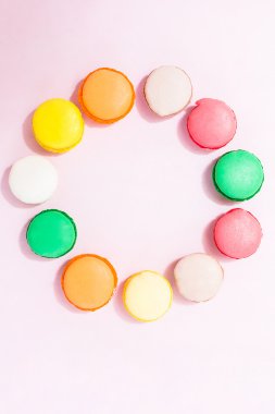 Tatlı renkli Fransız acıbadem kurabiyesi bisküvi üzerinde pastel için Arkaplan