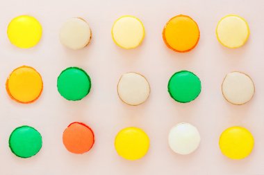 Tatlı renkli Fransız acıbadem kurabiyesi bisküvi üzerinde pastel için Arkaplan