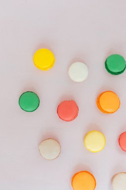 Tatlı renkli Fransız acıbadem kurabiyesi bisküvi üzerinde pastel için Arkaplan