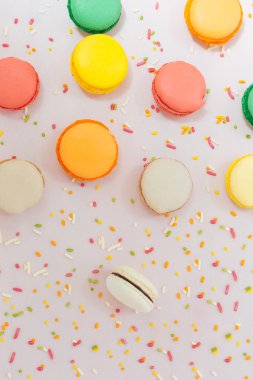 Tatlı renkli Fransız acıbadem kurabiyesi bisküvi üzerinde pastel için Arkaplan