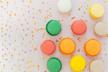 Tatlı renkli Fransız acıbadem kurabiyesi bisküvi üzerinde pastel için Arkaplan