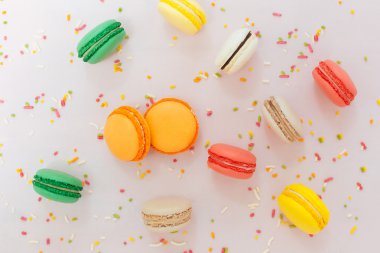 Tatlı renkli Fransız acıbadem kurabiyesi bisküvi üzerinde pastel için Arkaplan